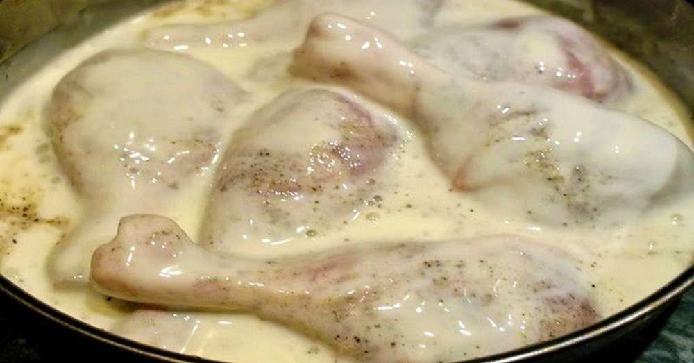 Celo najbolj skromno mizo reši piščanca, ki jo pečemo v peči v kefirju /  Kuhinja