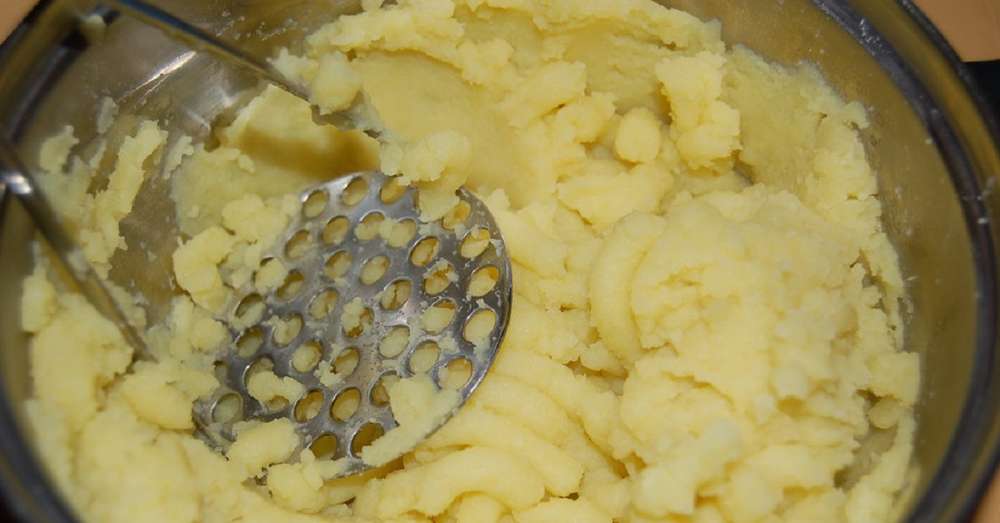 Varíme zemiaky, nakrájame salámy a potom ich pevne otočime ... 20 minút v rúre! /  občerstvenie