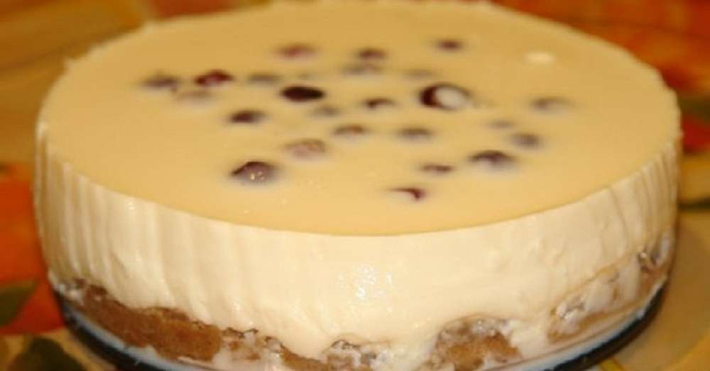 Elegantni kolač bez kolača s kondenziranim mlijekom često se kuha tijekom ljeta /  deserti