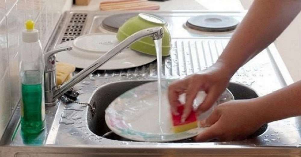 Ось чому мити посуд в гостях настійно не рекомендується! /  гості