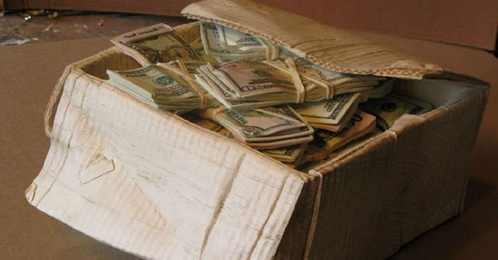Чоловік ніколи не відкривав цю коробку ... Перед смертю дружина розповіла, звідки взялися гроші! /  гроші