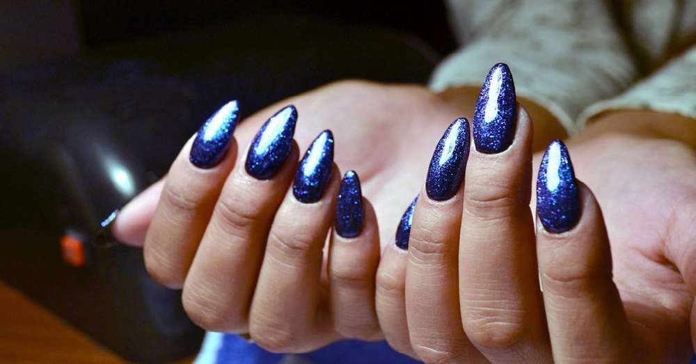 Ten kolor jest fascynujący! 10 pomysłów na manicure, dzięki którym Twoje paznokcie będą zawsze w centrum uwagi. /  Kobiety