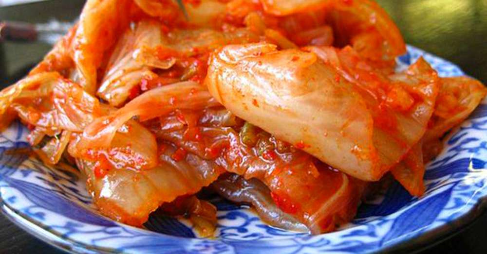 Kimchi iz pekinskega zelja je svetovno prigrizek, gostje ga dobesedno pometajo z mize! /  Blanks