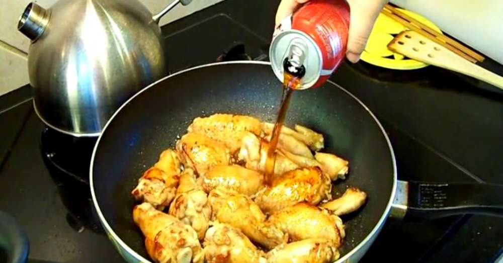 Żadna marynata nie sprawi, że kurczak będzie tak apetyczny, jak główny sekret kulinarnego triumfu! /  Coca cola