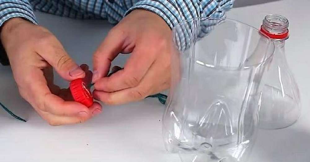 Nikoli ne bi mislil, da se iz preproste plastične steklenice lahko izkaže ... Božiček stoji ovation. /  Steklenice