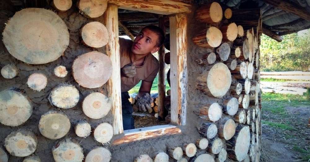 Хлопчина з Білорусі побудував будинок з глини і піску, в якому збирається зимувати. Секрет технології в ... /  глина