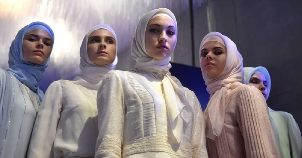 Výstava novej zbierky Aishat Kadyrova je najjasnejšou udalosťou Týždňa módy v Moskve. Pozerám a obdivujem! /  ženy