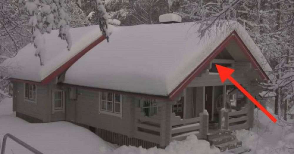 Zobacz, co ten poręczny człowiek wymyślił, aby pozbyć się śniegu na dachu. Oto sztuczka! /  Dom