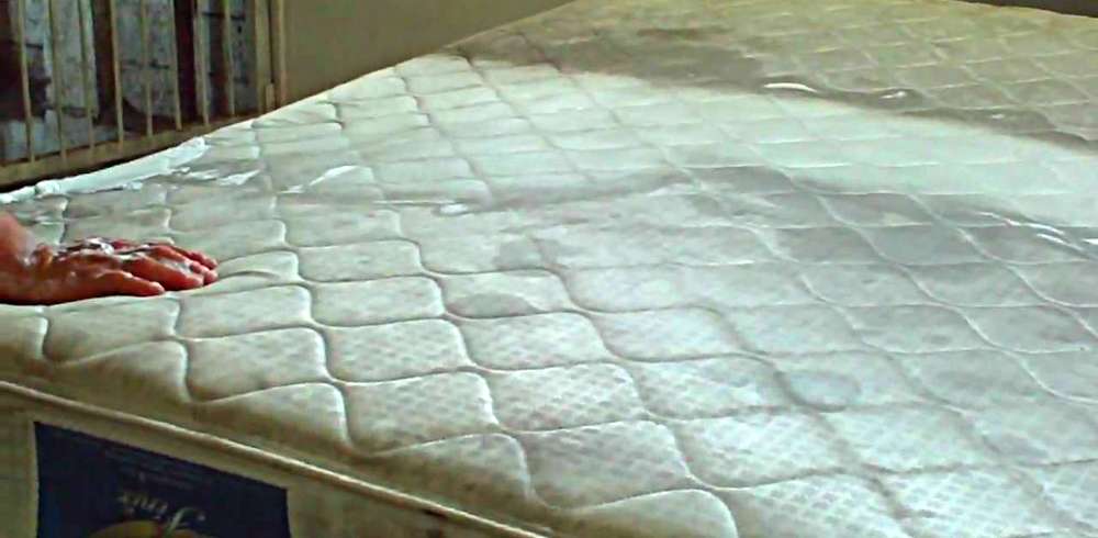 Pár mal luxusnú matrac, ale nebolo tam žiadna posteľ ... Práve to nakoniec priniesol vlastný muž. /  Posteľ