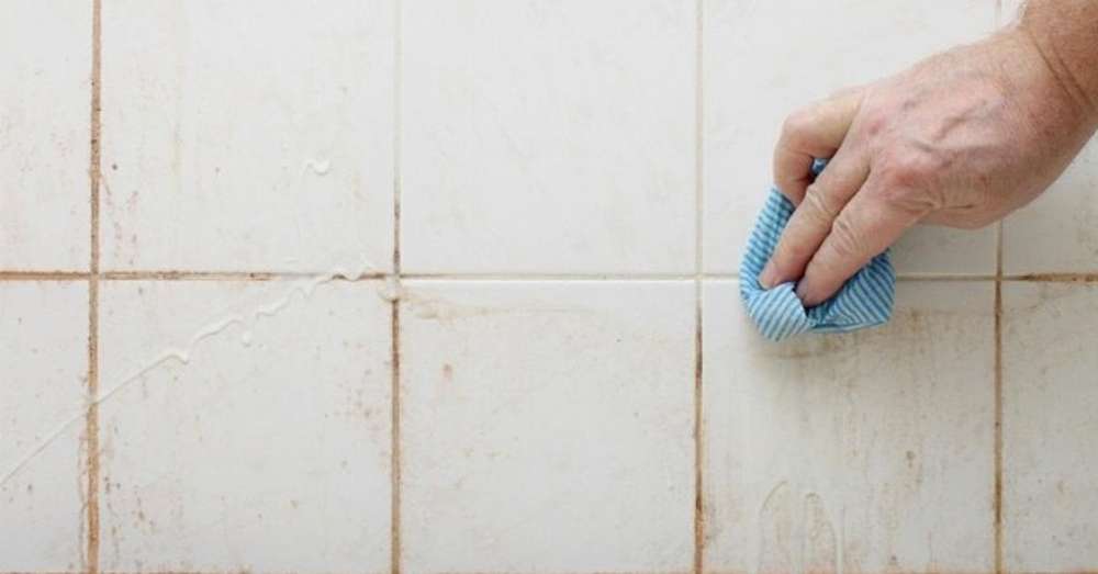 Увек сам мрзео чишћење купатила, али овај трик је све променио! Плочица је бијела од снијега ... /  Живот