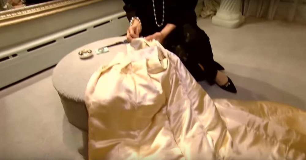 120 rokov staré ženy zdedili tieto svadobné šaty ... Dala si to a bola vystrašená! /  ženy