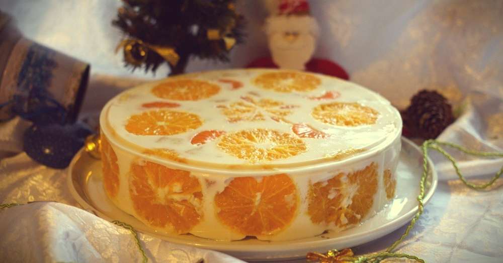 Citrusový dezert pre slávnostný stôl želé tortu Nový rok. /  ananásy