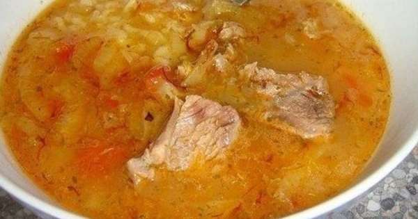 Georgijanska pikantna juha kharcho. Sretan obrok za ljubitelje kavkazanske kuhinje. /  meso