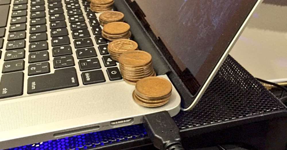 Він розклав монетки на своєму ноутбуці. Результат перевершив всі очікування! /  спека