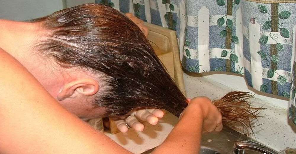 Змастивши волосся перекисом, вона навіть не сподівалася, що результат буде настільки хороший! /  ванна