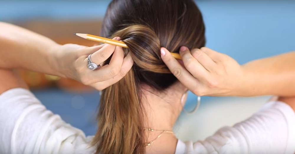 Тобі знадобиться олівець, і через 3 хвилини акуратна зачіска готова! /  волосся
