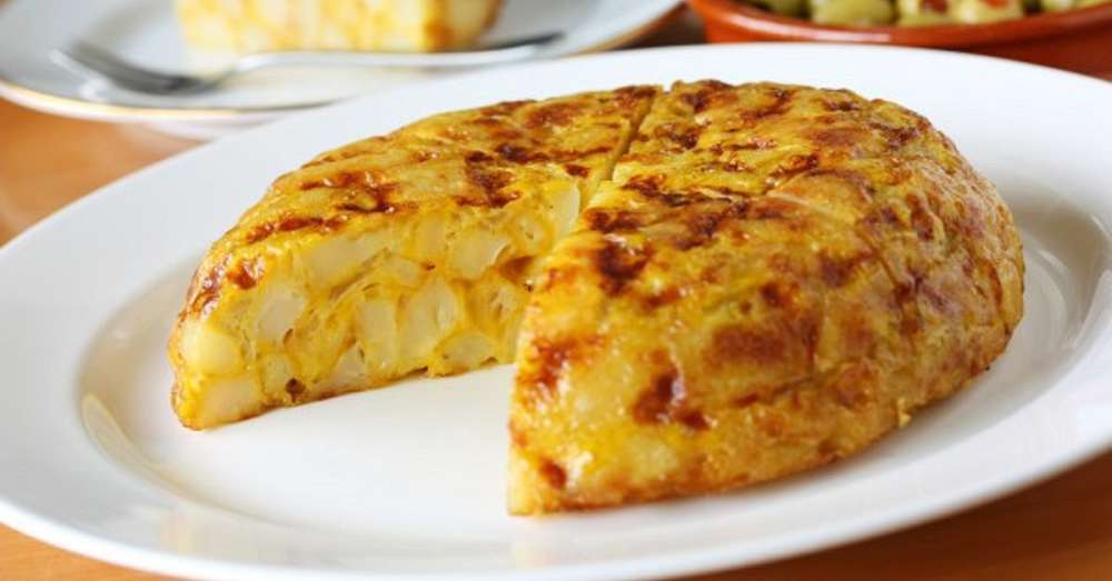 Tortilla z ziemniakami i cebulą najpopularniejszym śniadaniem w hiszpańskim barze! /  Ziemniaki