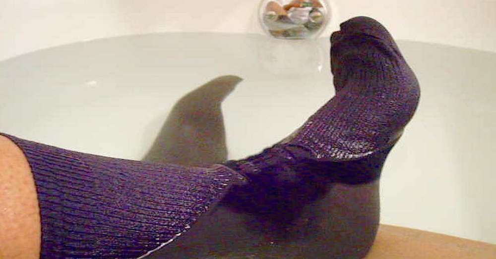 Lekár odporúča, aby si na mokré ponožky pred spaním. Keď poznáte dôvod, chcete urobiť to isté! /  lekárstvo