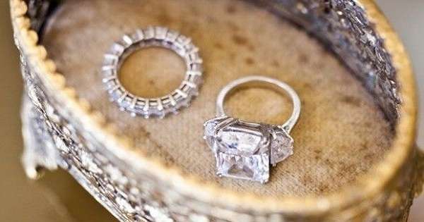 Očaravajuća ljepota od 30 vintage vjenčanih prstena s upečatljivim dizajnom. /  pribor