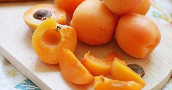 Чим корисний абрикос цей фрукт з божественним ароматом - джерело вітамінів. А на смак як мед ... /  абрикоси