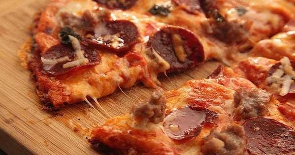 Vyjadrite recept na lahodnú pizzu z troch zložiek. 10 minút a nádoba je pripravená. /  pita