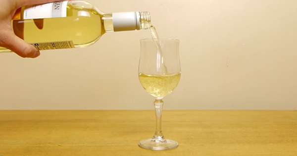 Ako rýchlo ochladiť víno, ak boli hostia prijatí prekvapením dômyselným riešením zložitého problému. /  Víno