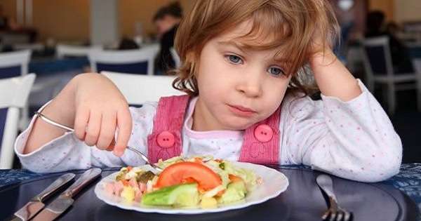 Храните бебу у праву! 4 грешке које родитељи стварају. /  Деца
