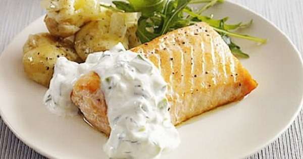 Nabavite steamed losos odrezak s ukusnim umakom. Veliki obrok za svečanu večeru! /  losos