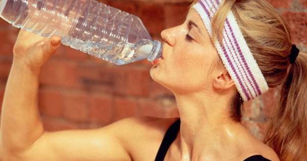Dehydratácia vedie k ochoreniam 10 príznakov, že pijete malú vodu. /  choroba
