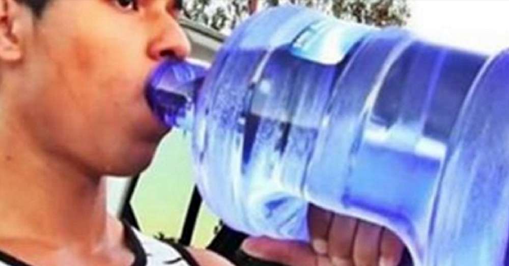 Jeden facet postanowił wypić 1 galon wody dziennie przez 30 dni! Wyniki są zdecydowanie szokujące ... /  Woda