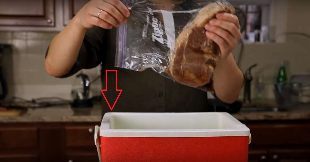 Він поклав м'ясо в пакет із застібкою ... Це ж секрет приготування ідеального ... /  м'ясо