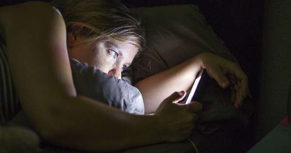 Перестань використовувати свій смартфон перед сном! Жахливі наслідки, здавалося б, безневинного заняття. /  Гаджети