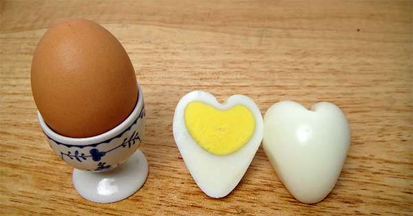 Oszałamiające życie hack na romantyczne śniadanie w kształcie serca jaj. /  Lifehacks