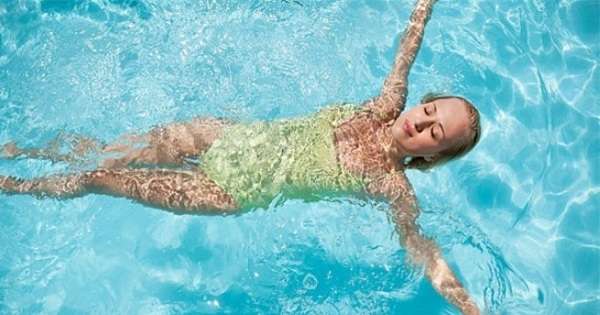 Isprati umor i stres u vodi. Prednosti plivanja za dušu. /  plivanje
