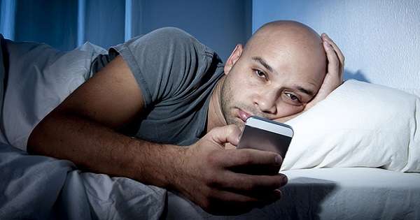 To właśnie dzieje się z twoim mózgiem, kiedy korzystasz ze smartfona przed pójściem spać. Jestem przerażony! /  Bezsenność