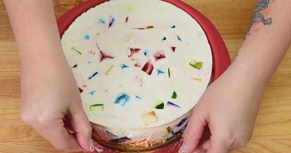 Tukaj je, kako bi morali videti torte! Razkosano steklo je nenavadna sladica za vse sladke zobe. /  Sladice