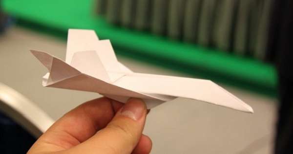 Obstaja veliko načinov, kako narediti ta čudež, vendar vas bo samo eden naučil, kako narediti popolno letalo. /  Origami