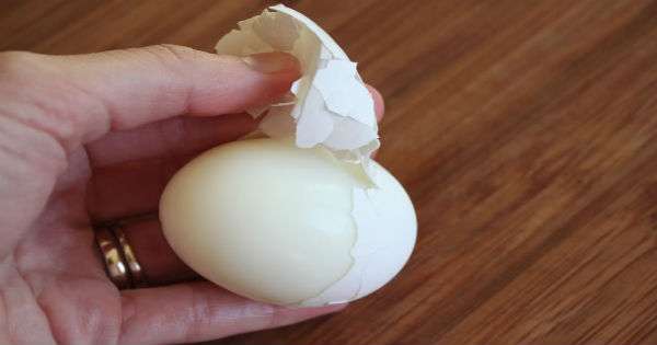 Ako rýchlo očistiť varené vajíčko? Ani som nevedel, že všetko je tak jednoduché. /  life hacking