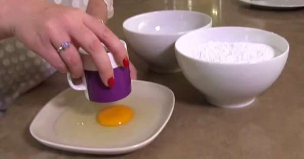 Złamała jajko do filiżanki i włożyła do kuchenki mikrofalowej. Po 3 minutach deser był gotowy! /  Beza