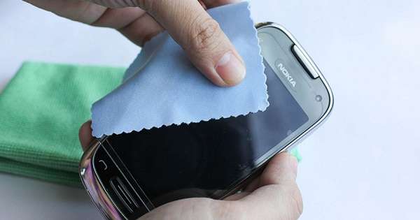 Po tem članku boste želeli nemudoma očistiti vaš mobilni telefon pred bakterijami! /  Čiščenje