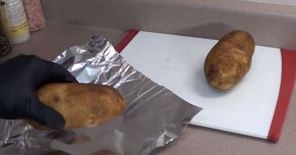 Sezon pysznych dań z grilla jest otwarty! Faszerowane ziemniaki, na które nie można się oprzeć. /  Grill