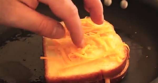 To pyszne tosty ze smażonym serem, którego jeszcze nie spróbowałeś! Połóż palce ... /  Kanapki